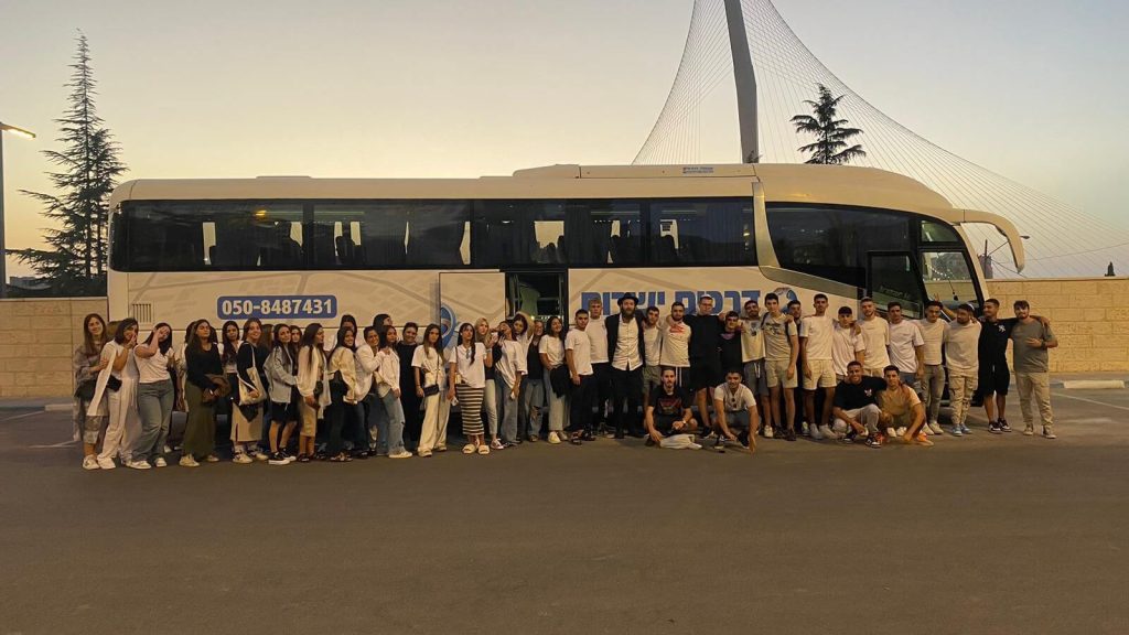 חוויית נסיעה קבוצתית עם 'דרכים ישרות' – האוטובוסים המרווחים שלנו מבטיחים נוחות מקסימלית לכל הנוסעים! בתמונה ניתן לראות קבוצת מטיילים שמחה ומאורגנת רגע לפני היציאה לדרך. שירות ההסעות המקצועי שלנו מתאים לטיולים, אירועים והסעות עובדים, עם התחייבות להגיע בזמן ובביטחון לכל יעד.